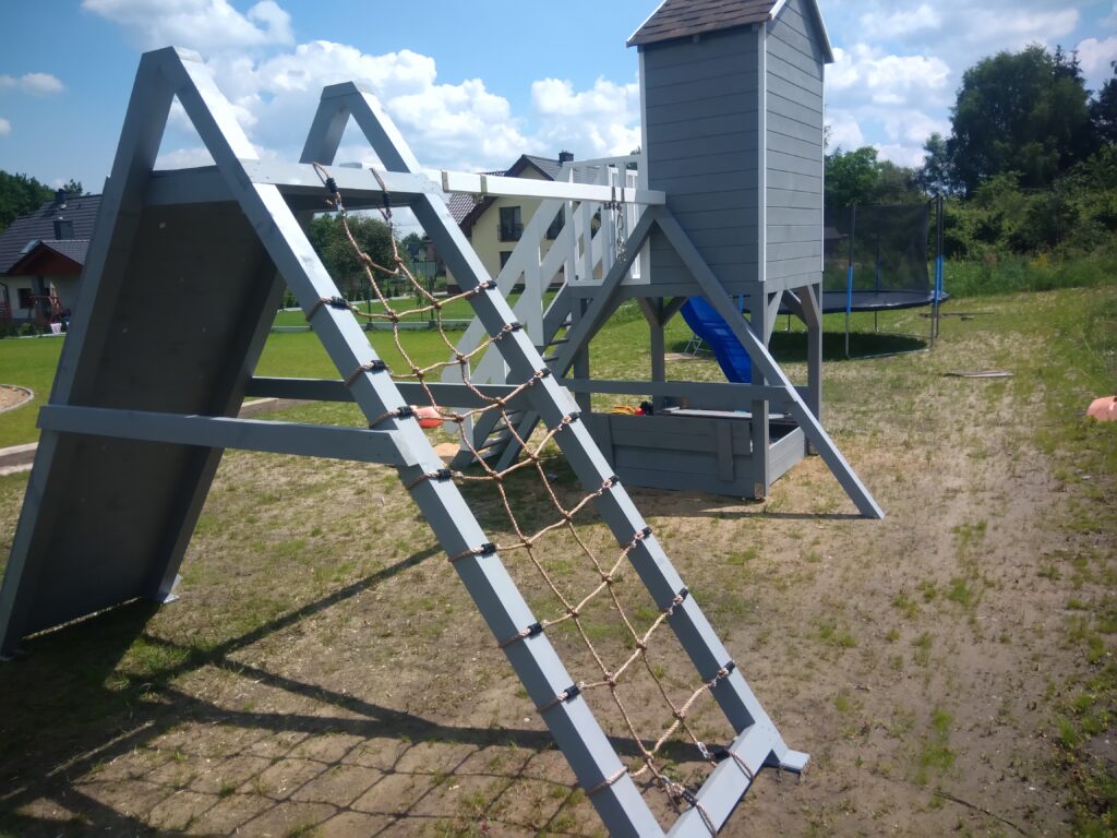 Plac zabaw, domek ze zjeżdżalnią, drewniany plac zabaw dla dzieci, domek ogrodowy dla dzieci